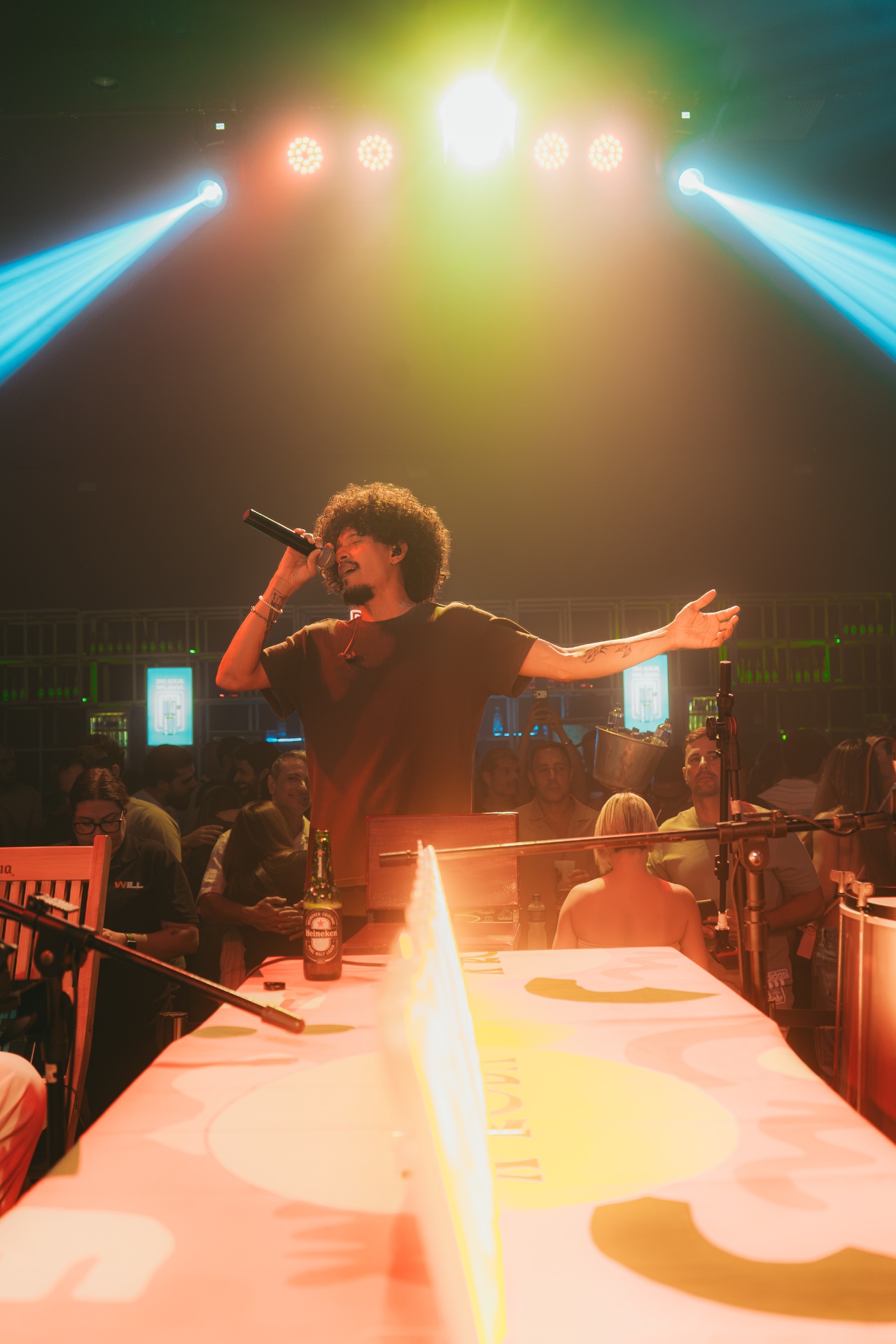 WILL cantando no palco com público