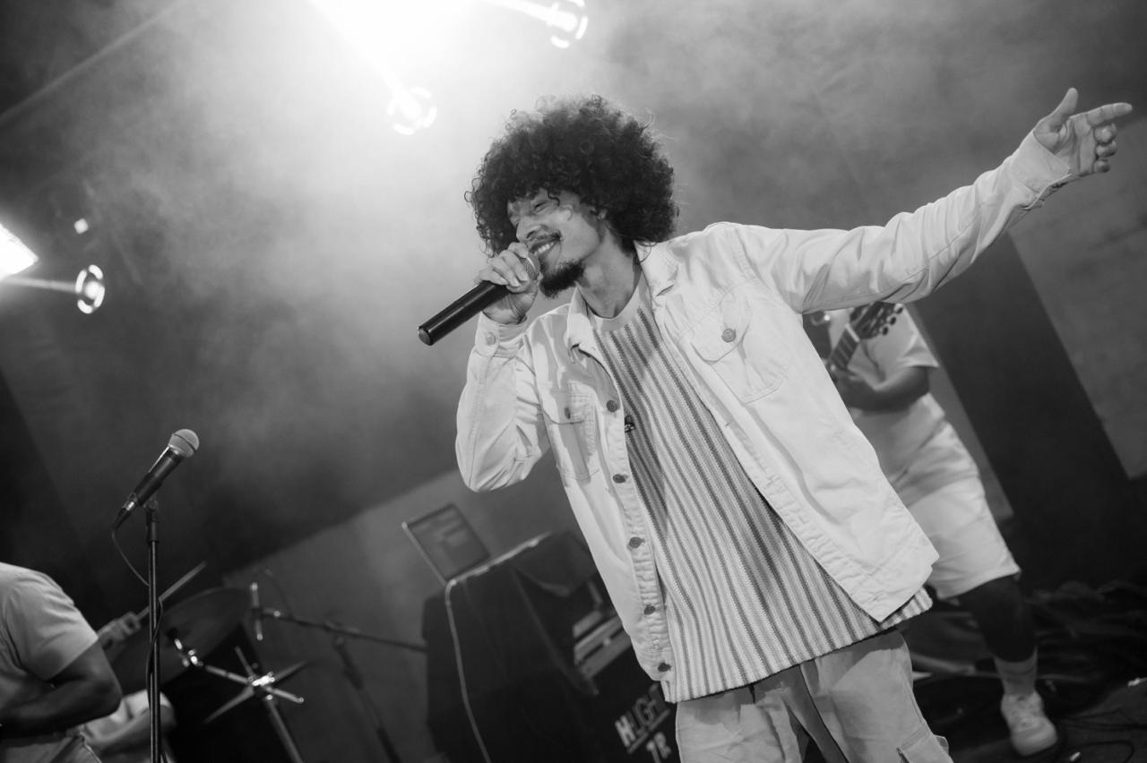 WILL cantando ao microfone em foto preto e branco