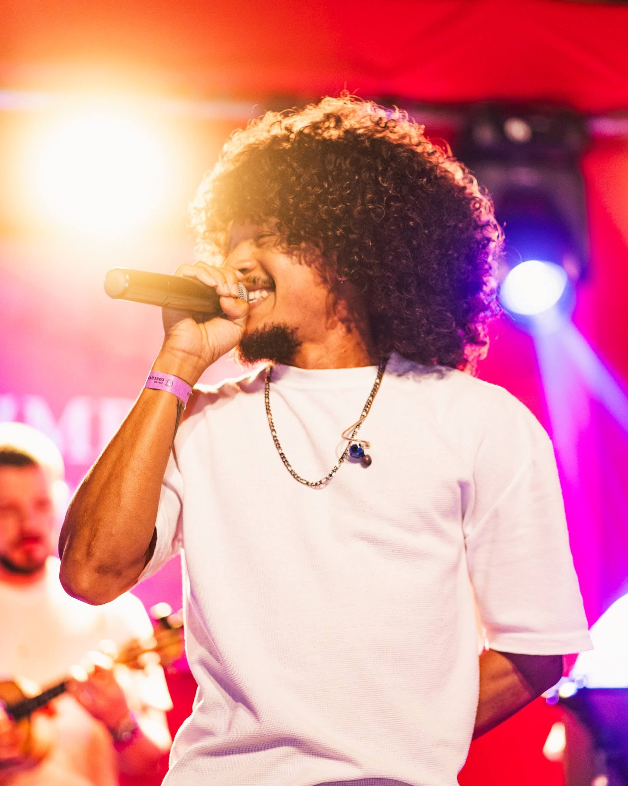 WILL cantando ao microfone