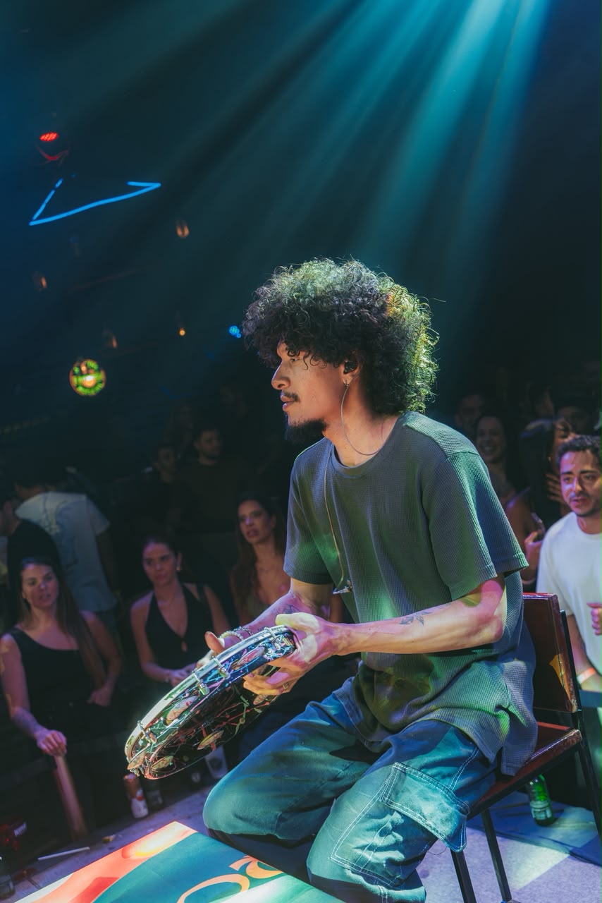 WILL tocando pandeiro sentado